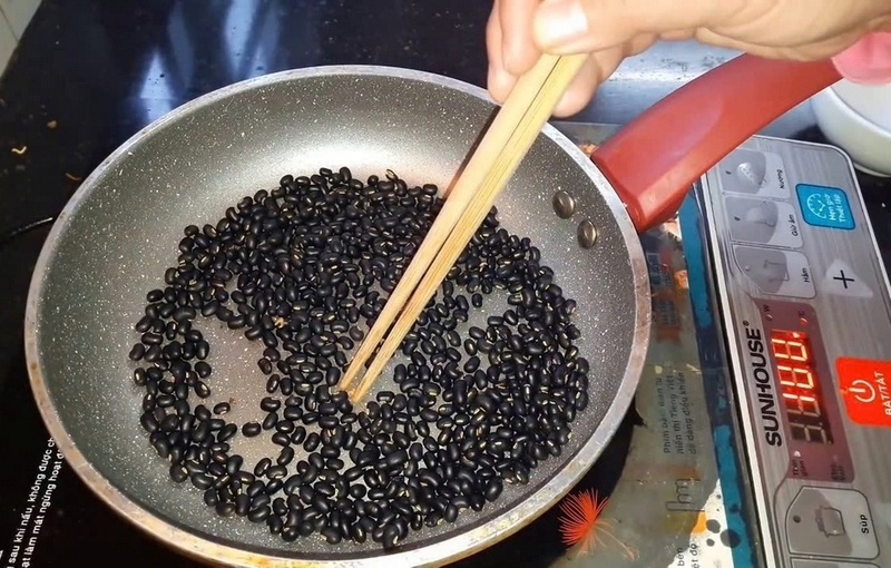 Cách rang đậu đen ảnh 1