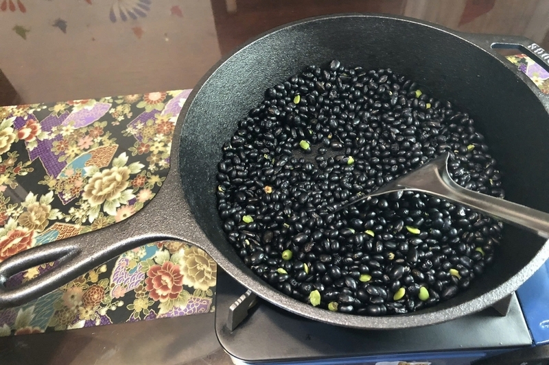 Cách rang đậu đen ảnh 7