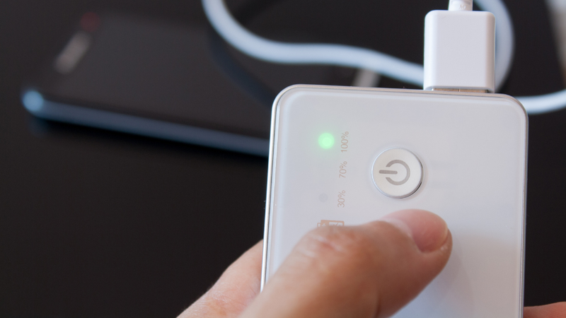 Nhấn giữ nút nguồn sạc dự phòng