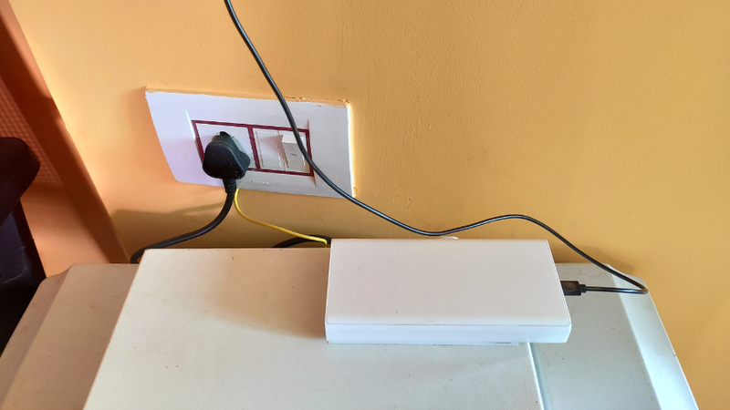 Kết nối sạc với nguồn điện