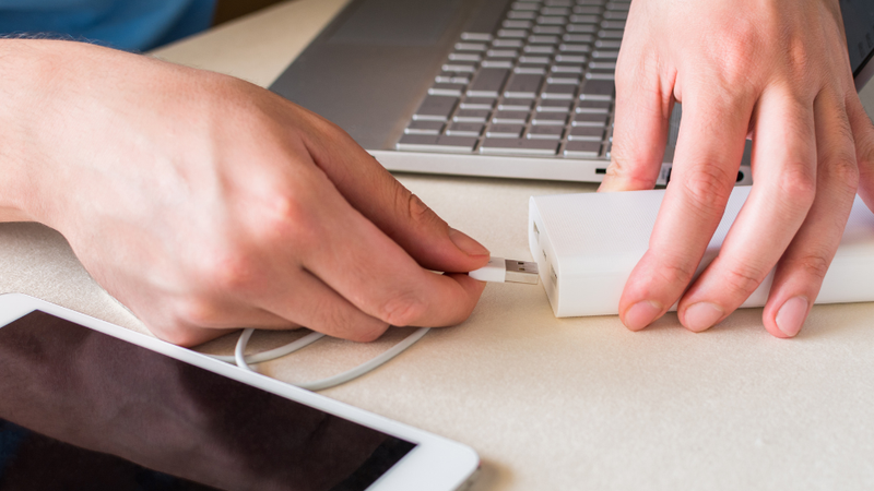 cắm cáp sạc vào sạc dự phòng