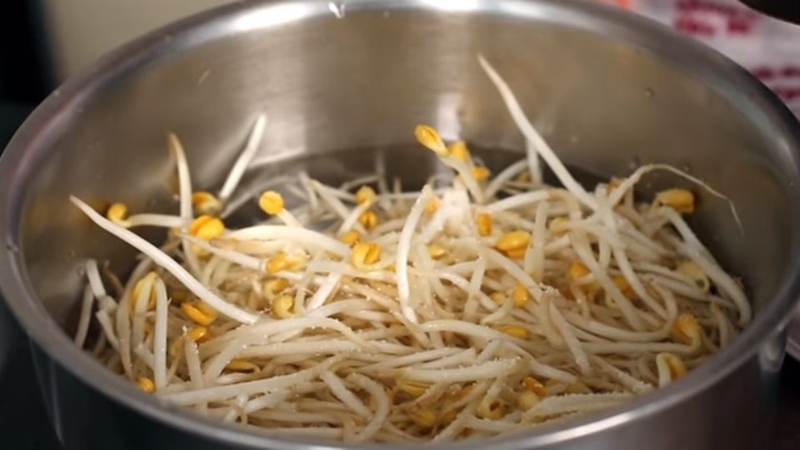 Bước 2: Ngâm giá đỗ trong nước muối loãng
