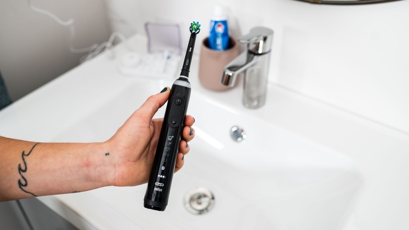 Cách sạc bàn chải đánh răng điện 6