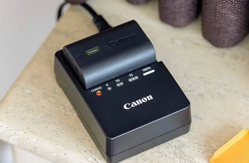 cách sạc pin máy ảnh Canon 3