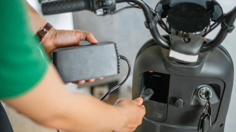 cách sạc pin xe máy điện đúng cách 5