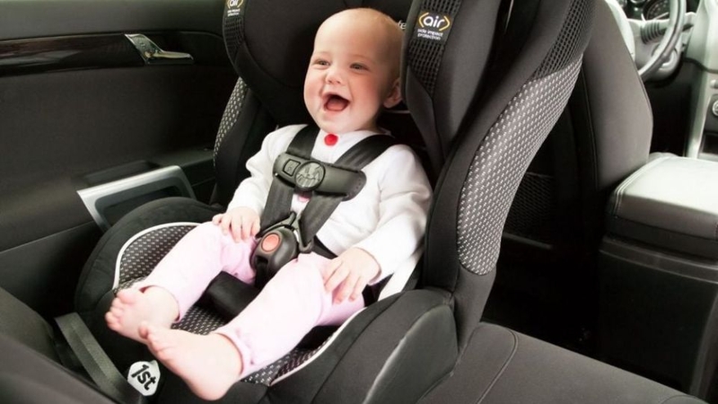 Cách đặt bé ngồi đúng tư thế trong ghế ô tô