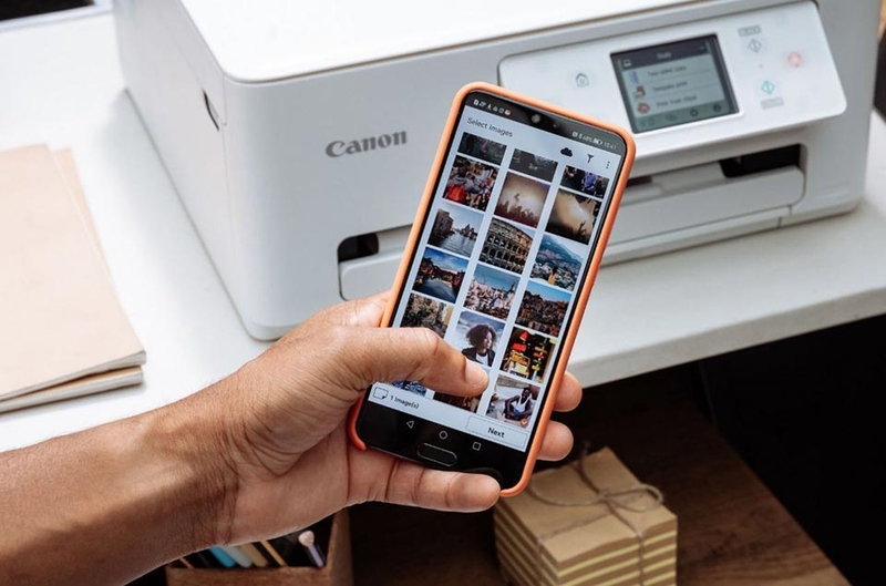 Người dùng in tài liệu từ điện thoại qua ứng dụng trên máy in Canon LBP 6230 kết nối Wi-Fi