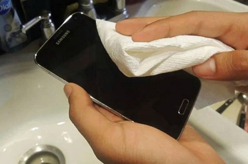 cách sửa điện thoại Samsung bị vô nước ảnh 2