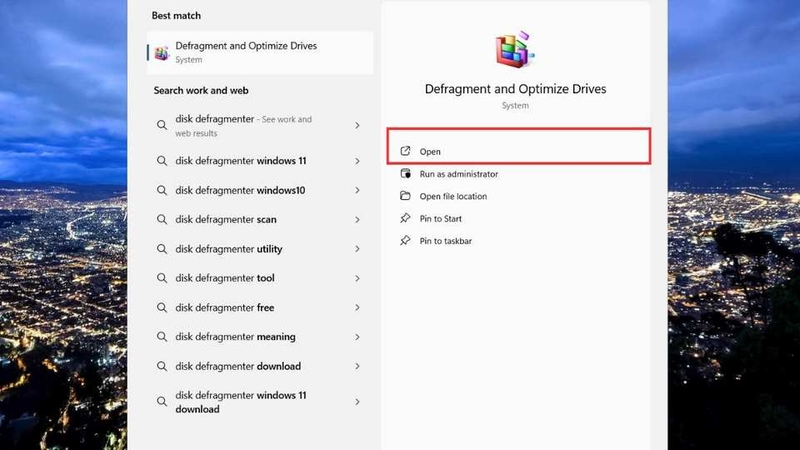 Sử dụng công cụ&nbsp;Disk Defragmenter (hoặc&nbsp;Defragment and Optimize Drives)