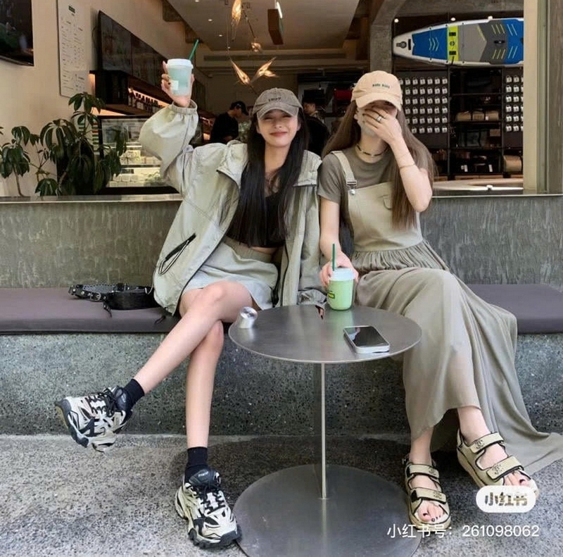 Cách tạo dáng chụp ảnh 2 người bạn thân ảnh 4