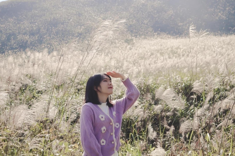 cách tạo dáng chụp ảnh với cỏ lau 10