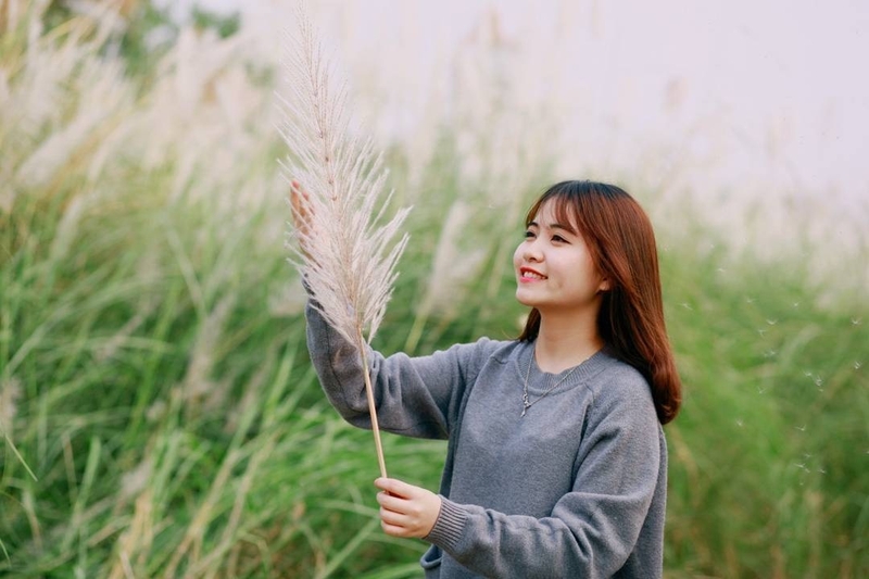 cách tạo dáng chụp ảnh với cỏ lau 1