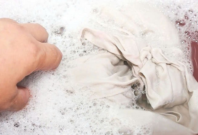 cách tẩy áo trắng bị màu cháo lòng ảnh 4