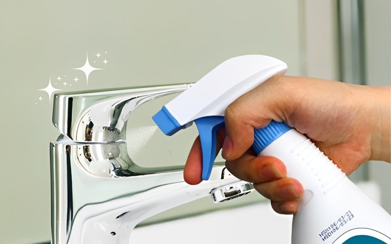 Dùng dung dịch tẩy cặn canxi chuyên dụng