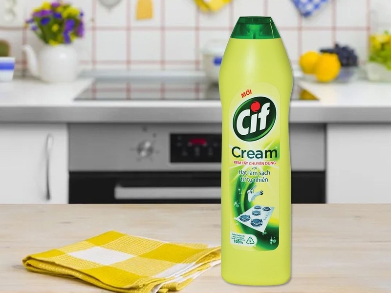 Dùng chất tẩy đa năng Cif