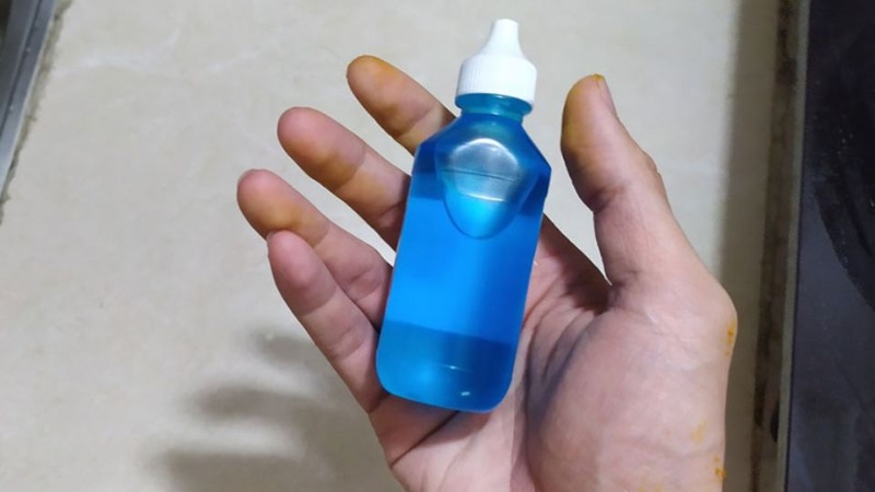 Dùng cồn tẩy rửa