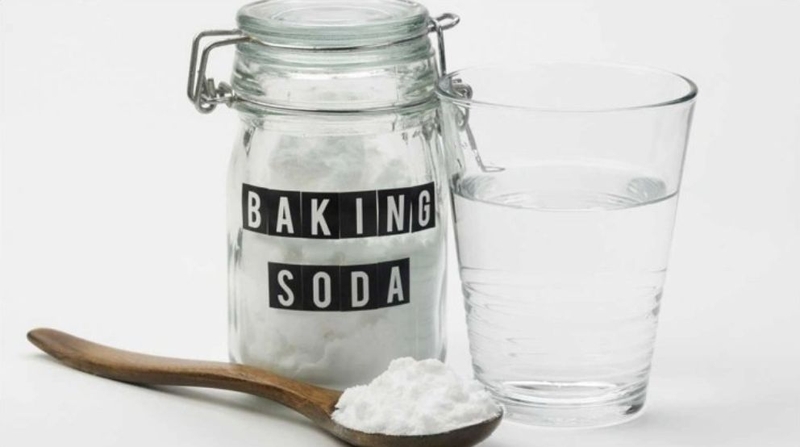 tay vet mau bang baking soda