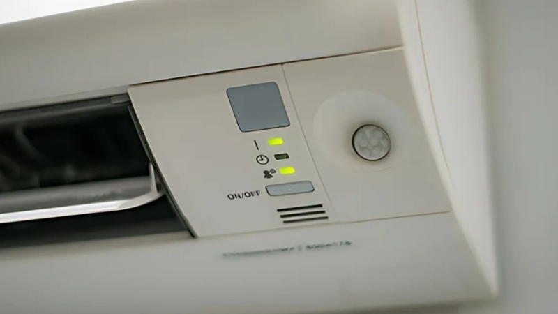 Quan sát đèn trên dàn lạnh để kiểm tra