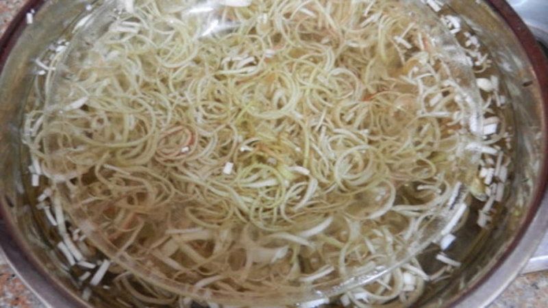 Ngâm hoa chuối với nước chanh hoặc giấm: