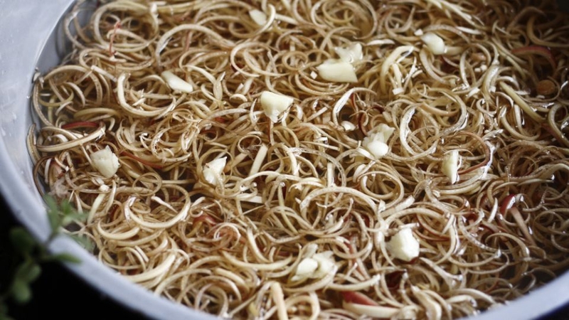 Ngâm hoa chuối với nước muối: