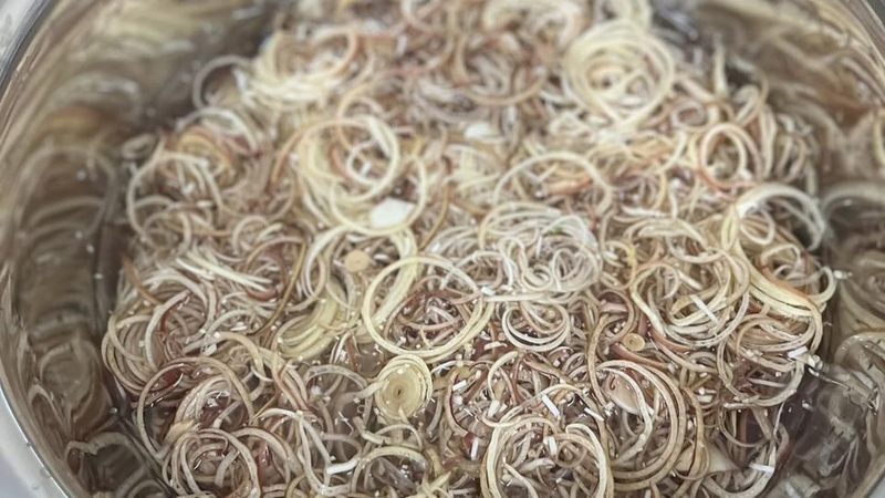 Ngâm hoa chuối với nước đá lạnh: