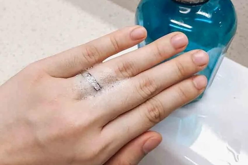 cách tháo nhẫn bị chật (ảnh 2)