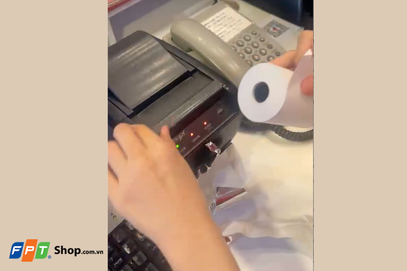 cách thay giấy máy in bill (4)