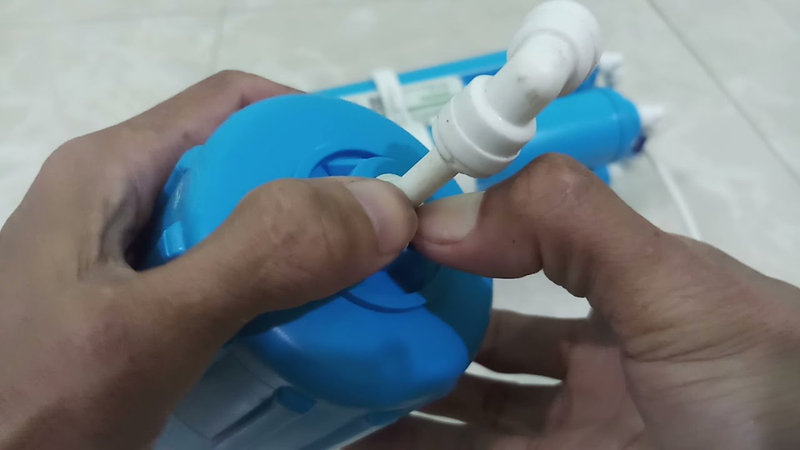 Cách thay lõi lọc nước số 4 4