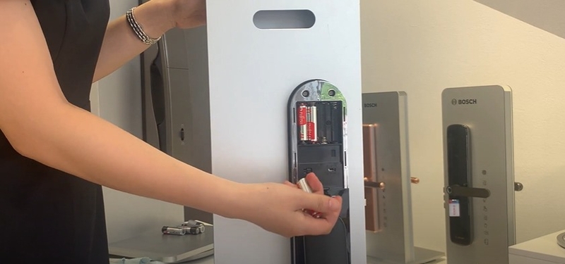 cách thay pin khóa cửa điện tử hình 4