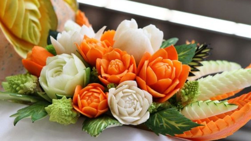 Cách tỉa hoa sen từ hành tây