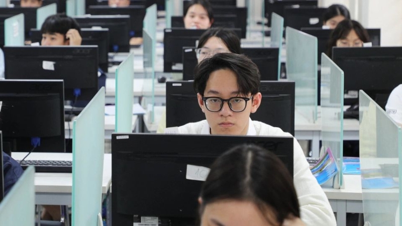 Điểm thi được xác định dựa trên mô hình lý thuyết ứng đáp câu hỏi (IRT – Item Response Theory)