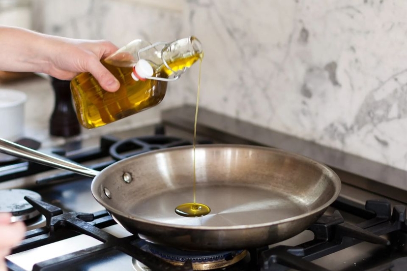 c&aacute;ch t&ocirc;i chảo inox (ảnh 1)