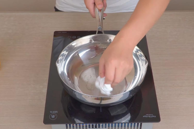 c&aacute;ch t&ocirc;i chảo inox (ảnh 2)