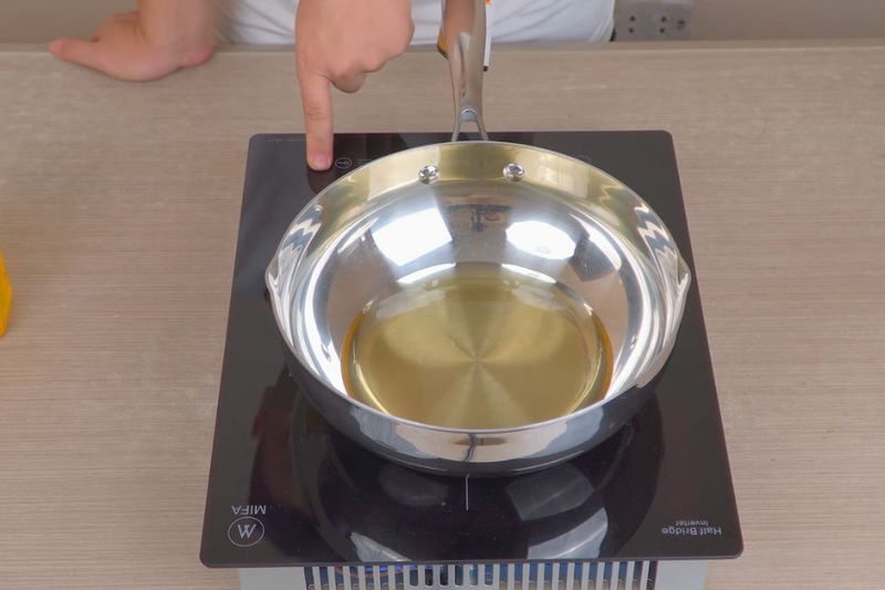 c&aacute;ch t&ocirc;i chảo inox (ảnh 4)