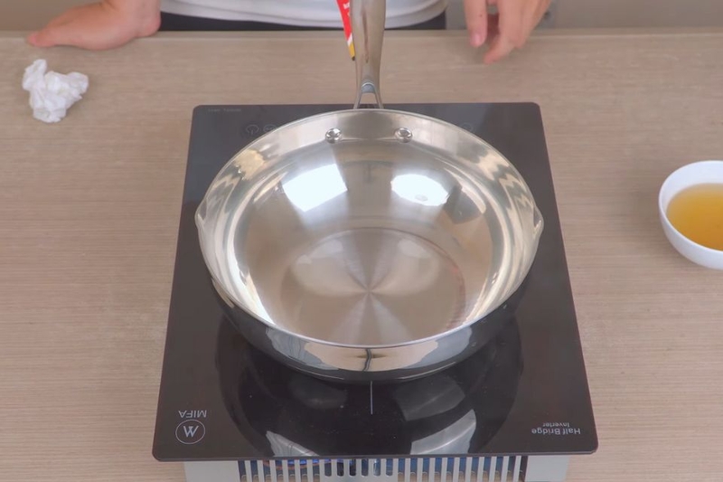 c&aacute;ch t&ocirc;i chảo inox (ảnh 5)