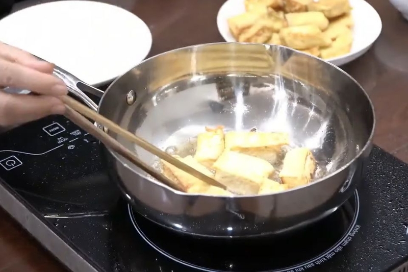 c&aacute;ch t&ocirc;i chảo inox (ảnh 7)