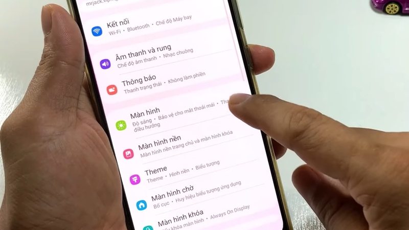 Vào Cài đặt chọn Màn hình nền