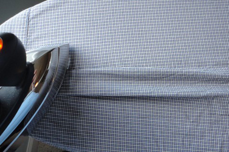 Cách ủi áo sơ mi - Ảnh 06