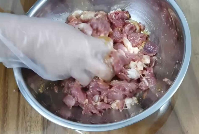 Ướp thịt với gia vị