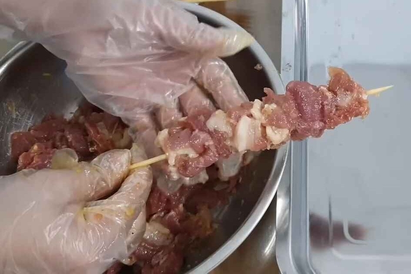 Xiên thịt thành từng que