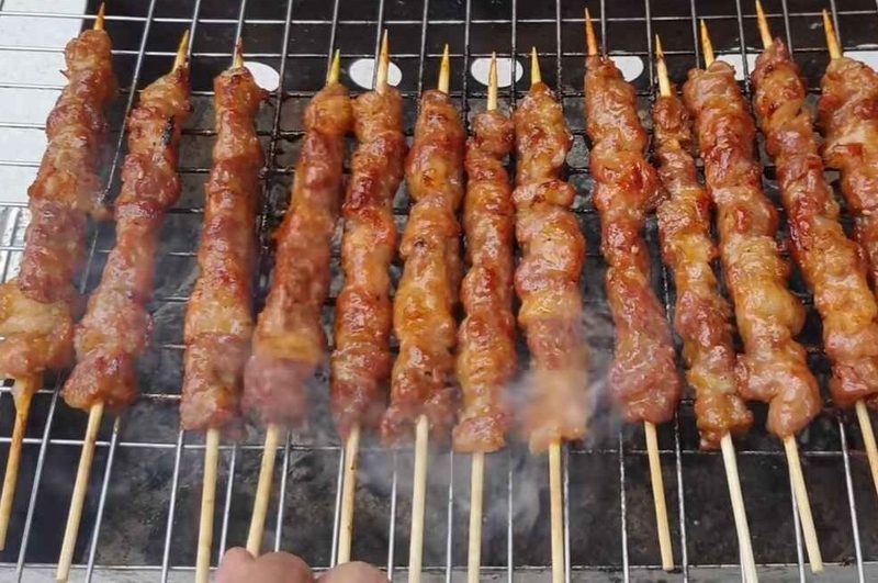 Thường xuyên trở thịt và quạt nhẹ