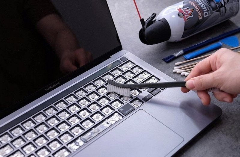 cách vệ sinh MacBook Pro M4 ảnh 2