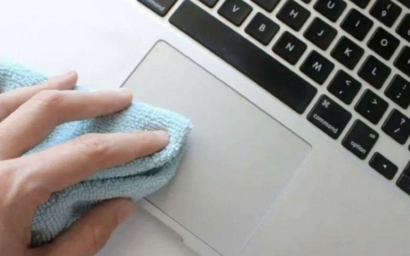 cách vệ sinh Macbook Pro M5 ảnh 4