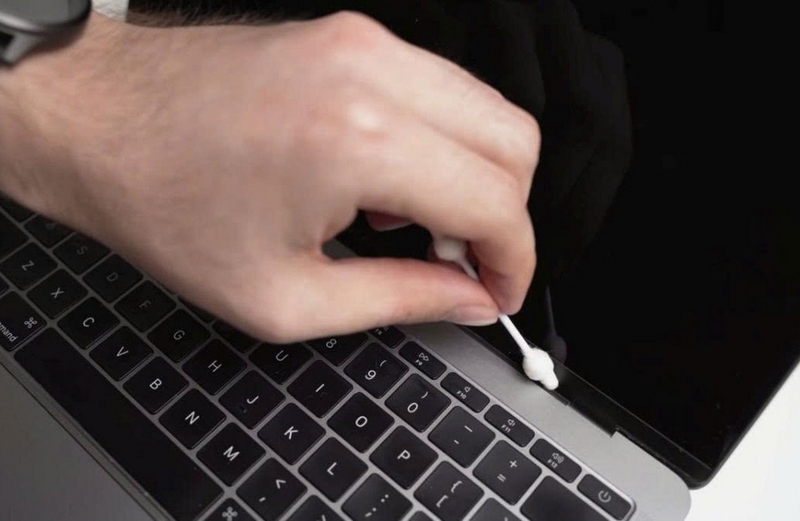 cách vệ sinh Macbook Pro M5 ảnh 5
