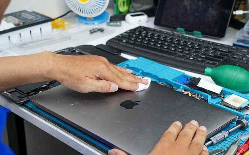 cách vệ sinh Macbook Pro M5 ảnh 6