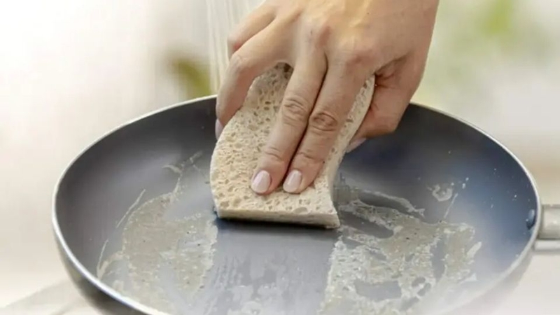 Cách vệ sinh chảo chống dính cho bếp từ 1