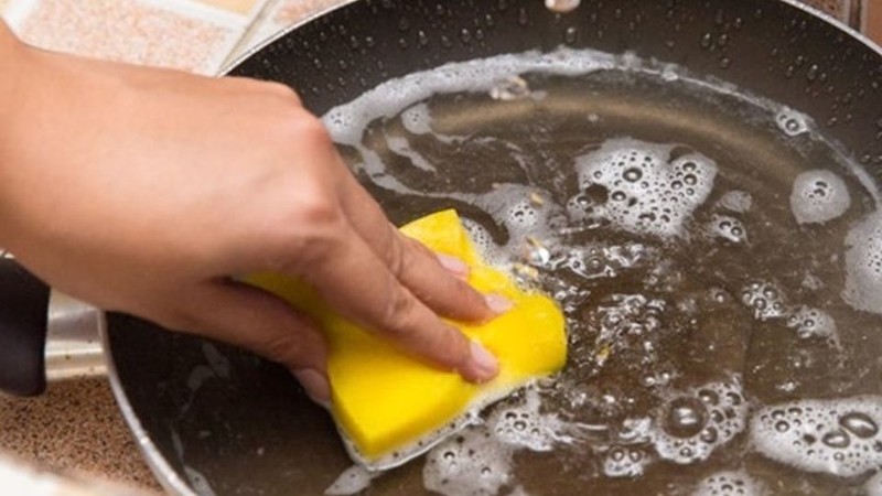 Cách vệ sinh chảo chống dính cho bếp từ 2
