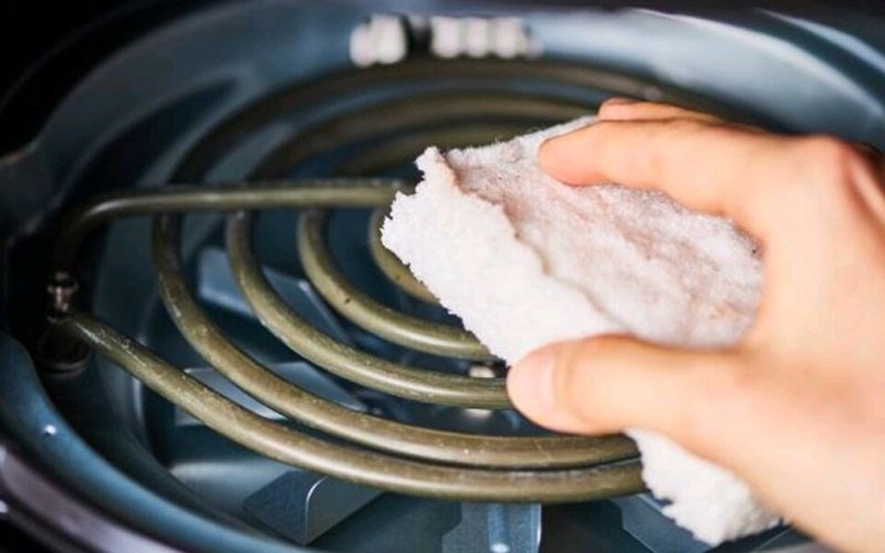Lau bề mặt ngoài bằng khăn mềm
