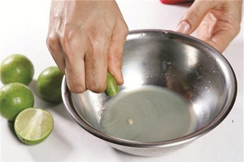 Chanh có tính axit nhẹ giúp làm sạch và khử mùi