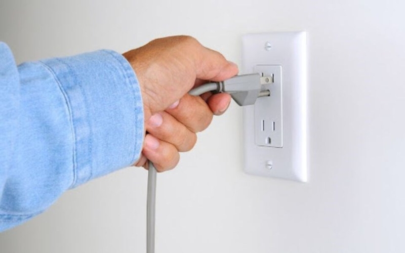 Tắt và rút điện hoàn toàn để đảm bảo an toàn